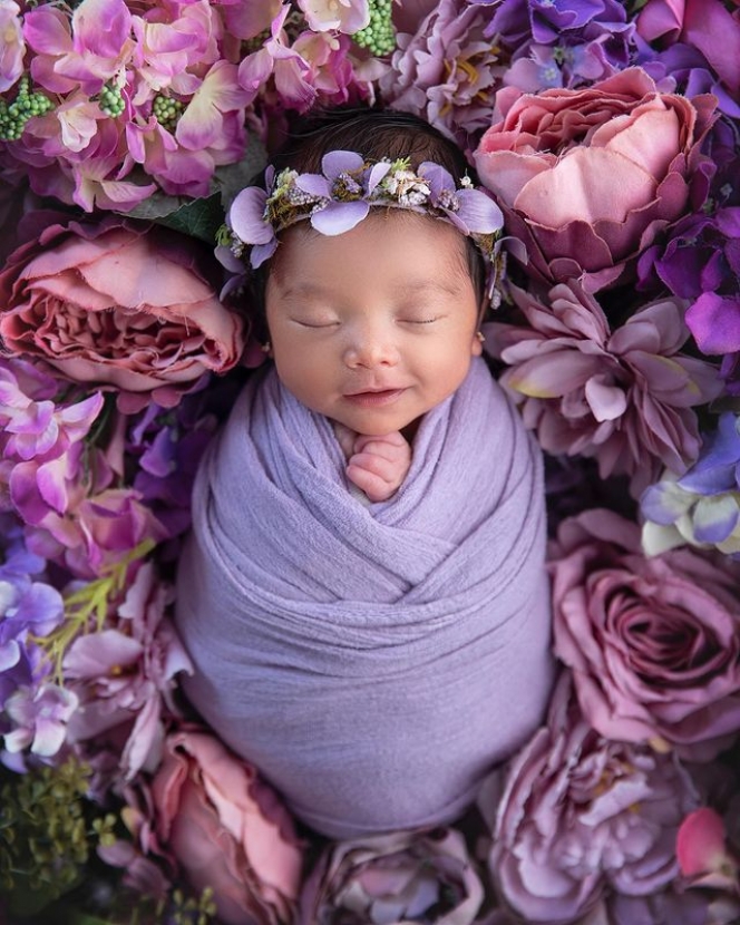 Bertema Peri, Ini 11 Potret Cantiknya Newborn Photoshoot Anak Emily Young Ryu yang Bertabur Bunga