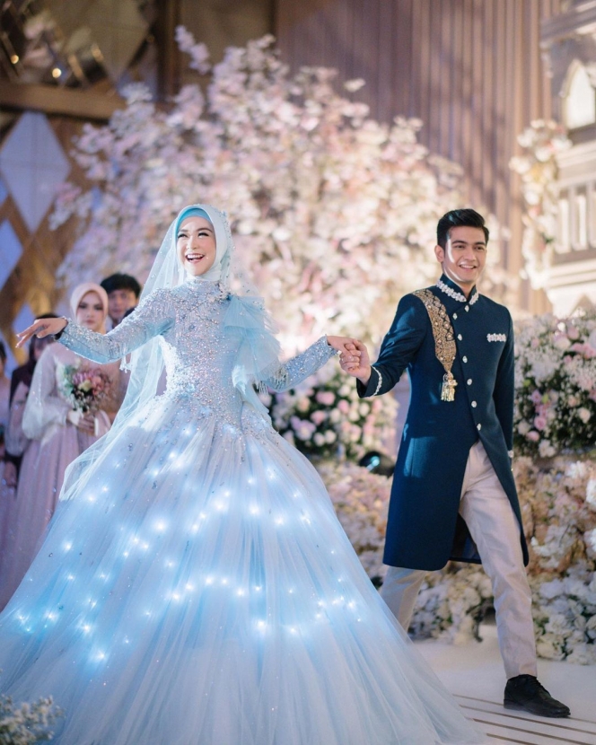 Sederet Gaun Pernikahan Unik Selebriti, Ada yang Glow in The Dark hingga Dress dengan Celana Pendek