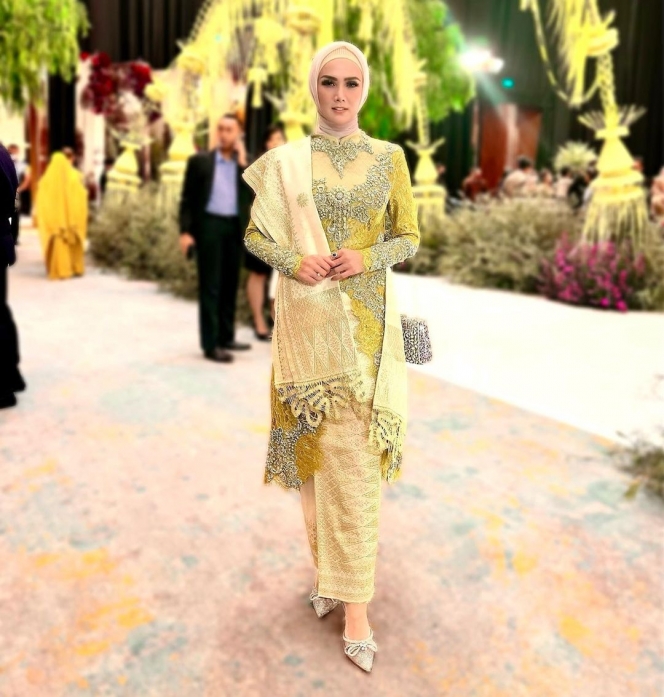 Cantik dan Anggun Banget, Ini Deretan Potret Mulan Jameela dengan Kebaya Warna Kuning