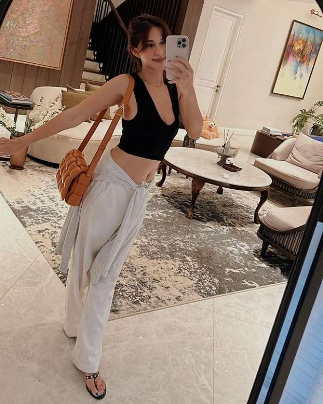 10 Mirror Selfie Nana Mirdad yang Cantik Abis, Gayanya Masih kayak ABG Banget!