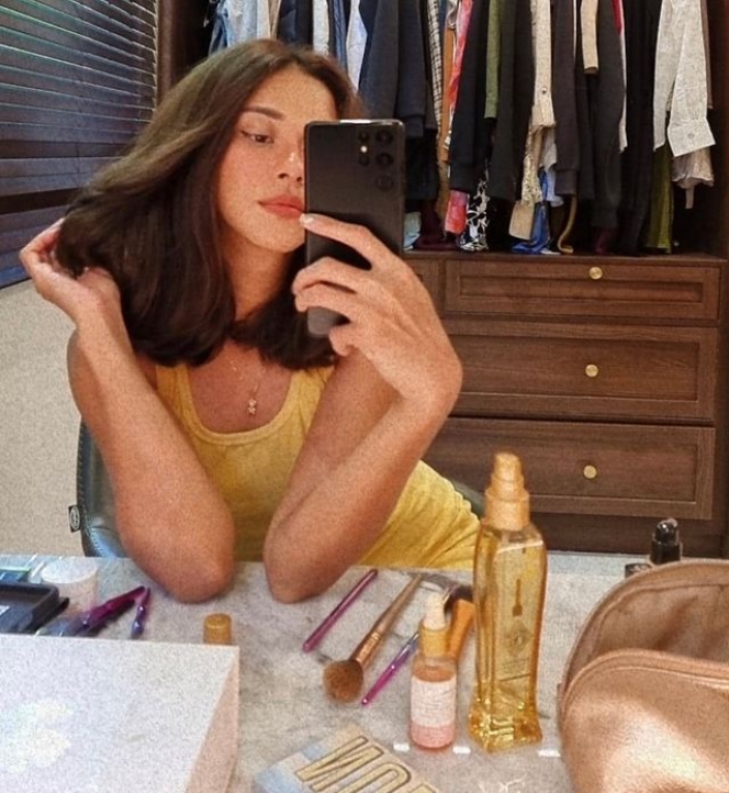 10 Mirror Selfie Nana Mirdad yang Cantik Abis, Gayanya Masih kayak ABG Banget!
