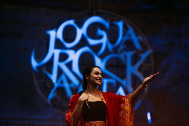 Merambah ke Dunia Tarik Suara, Ini 10 Potret Nora Alexandra Nyanyi di Atas Panggung Pakai Outfit Batik