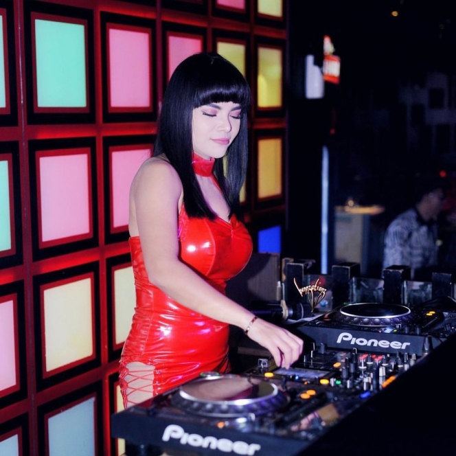 Sering Dihujat karena Penampilannya, Ini Potret Dinar Candy saat nge-DJ yang Selalu Curi Perhatian Kaum Adam