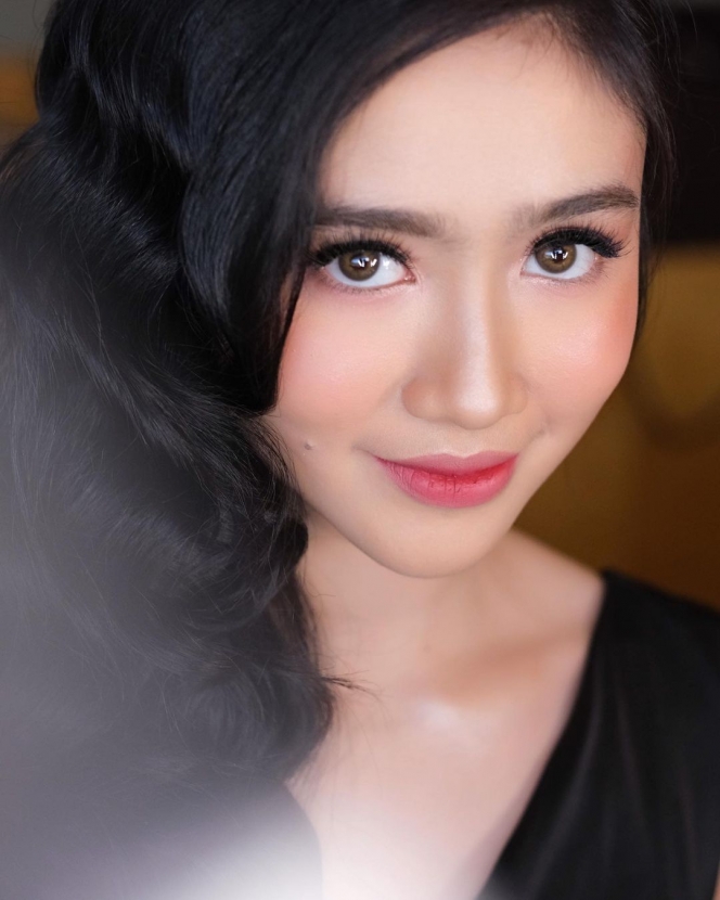Deretan Potret Selfie Terbaru Febby Rastanty Tampil Flawless dengan Makeup Sederhana, Netizen: Terlalu Cantik