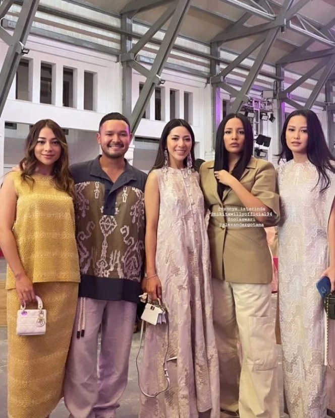 Hadiri Acara Fashion Show, Ini Deretan Potret Cantik Nikita Willy Tampil Stunning Pakai Baju Emas
