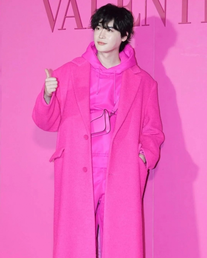 8 Potret Lee Jong Suk Tampil dengan Busana Serba Pink Mencolok, Kharismanya Memikat Hati