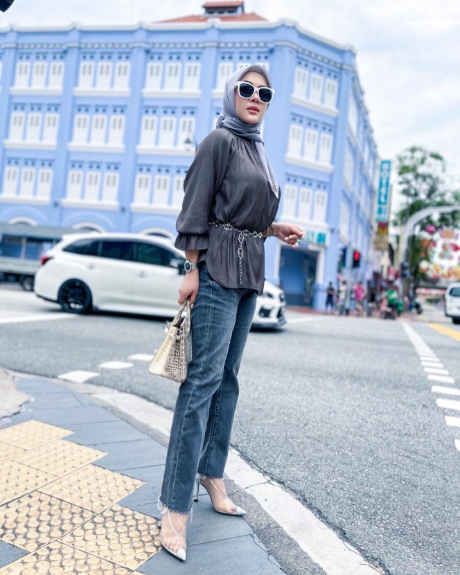 Mewah dan Berkelas, Ini 10 Potret Fashionable Syahrini di Jalanan Kota Singapura