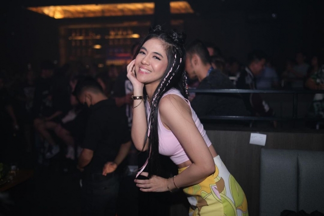 Usia Sudah 34 Tahun, Ini Deretan Potret DJ Putri Una yang Malah Terlihat Kalem bak Gadis Belia