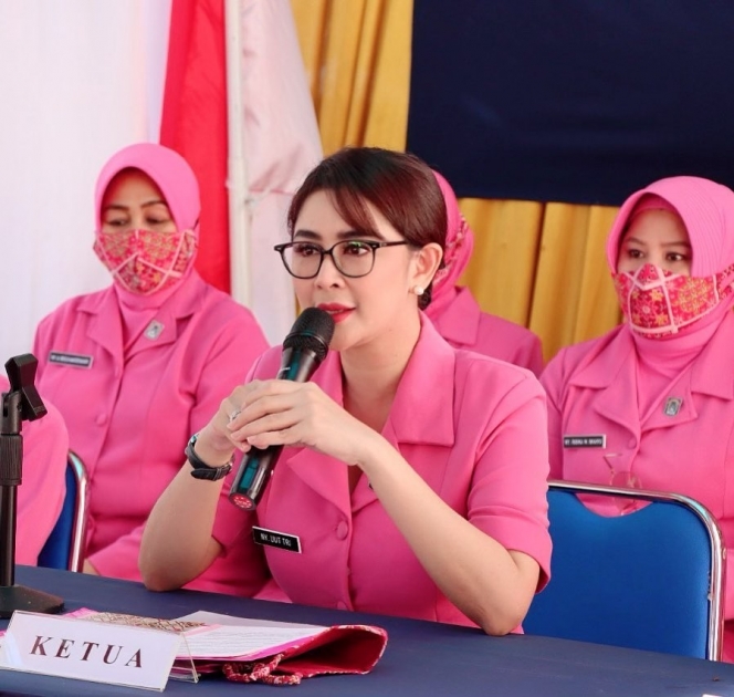 Cocok Kenakan Seragam Pink, Ini Deretan Potret Uut Permatasari saat Jadi Ibu Bhayangkari