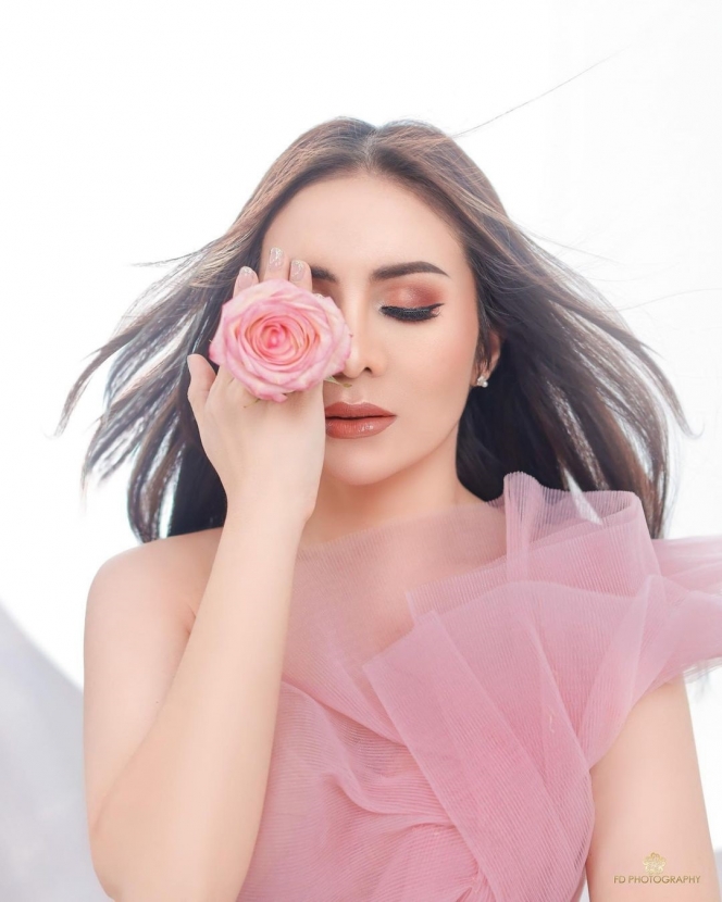 Deretan Potret Momo Geisha Tampil Flawless dalam Balutan Gaun Pink, Netizen Sebut Kecantikannya Mahal!