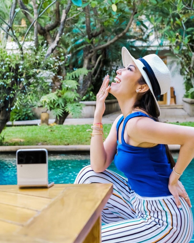 Deretan Potret Cantik Ayu Dewi Kenakan Topi Jerami, Vibesnya berasa Gadis Pantai Terus!