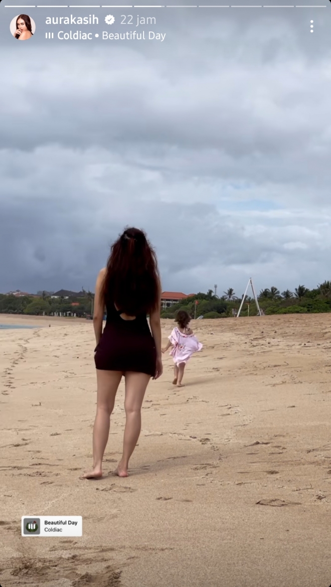 Jadi Orang Tua Tunggal, Ini Deretan Potret Aura Kasih Ajak Baby Arabella ke Pantai