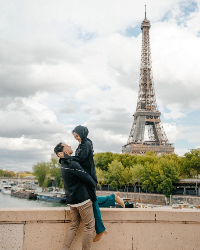 Serasa Honeymoon Lagi, Ini 10 Potret Romantis Poppy Bunga dan Suami Liburan Keliling Eropa