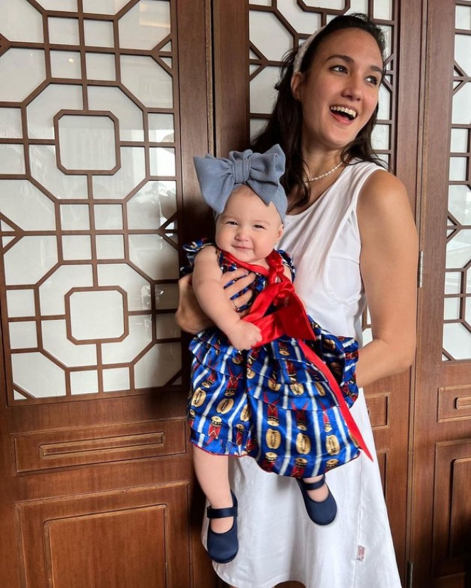 Potret Baby Djiwa Anak Nadine Chandrawinta yang Kini Berusia 7 Bulan, Wajah Bule dan Pipi Chubbynya Bikin Gemas