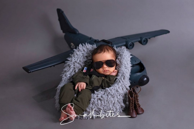 Cowok Satu-Satunya, Ini 7 Newborn Photoshoot Anak Yasmine Wildblood yang Gemes jadi Pilot Bareng Kakak  