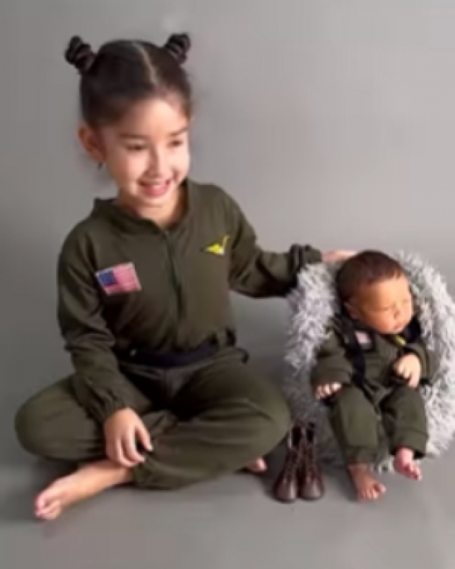 Cowok Satu-Satunya, Ini 7 Newborn Photoshoot Anak Yasmine Wildblood yang Gemes jadi Pilot Bareng Kakak  