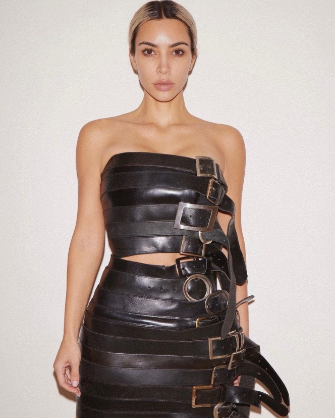 Nyeleneh sekaligus Nyentrik, Ini Deretan Potret Kim Kardashian Pakai Gaun dari Ikat Pinggang