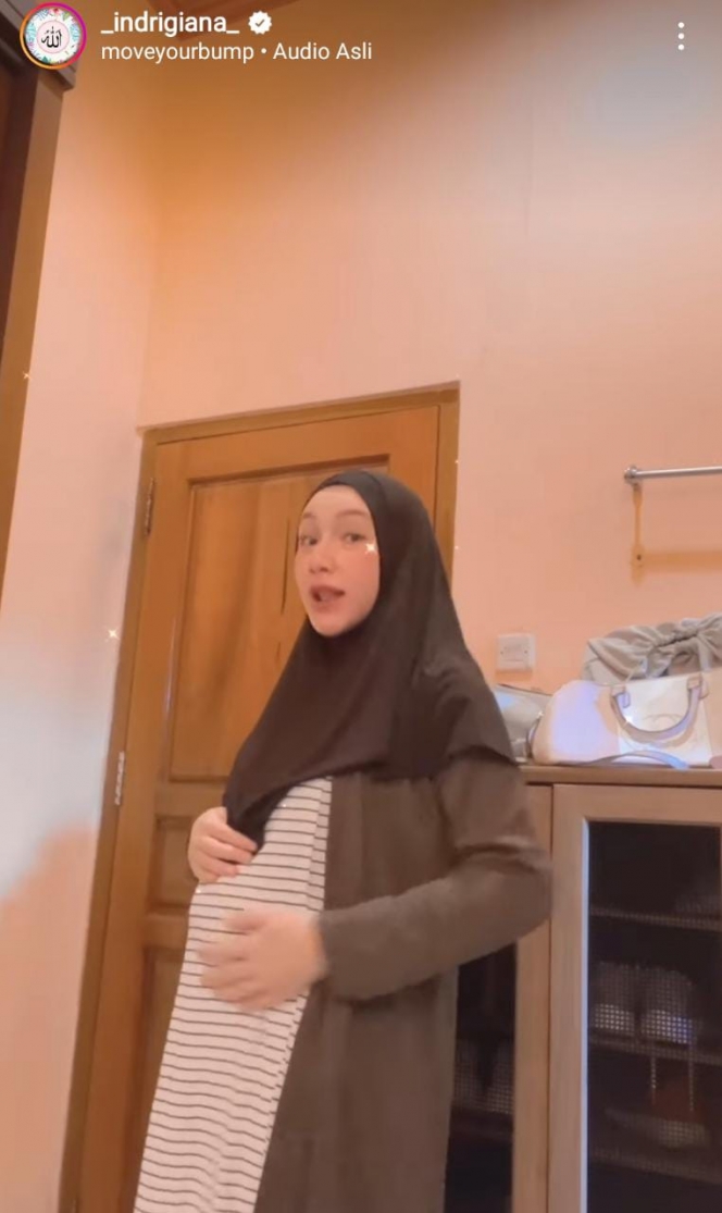 Hamil Anak Kembar, Ini Potret Cantik Indri Giana Istri Ustaz Riza Muhammad Saat Pamer Baby Bump