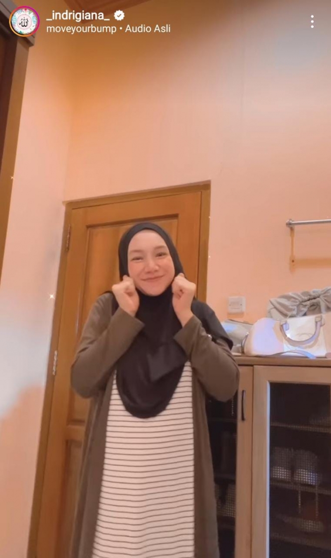 Hamil Anak Kembar, Ini Potret Cantik Indri Giana Istri Ustaz Riza Muhammad Saat Pamer Baby Bump