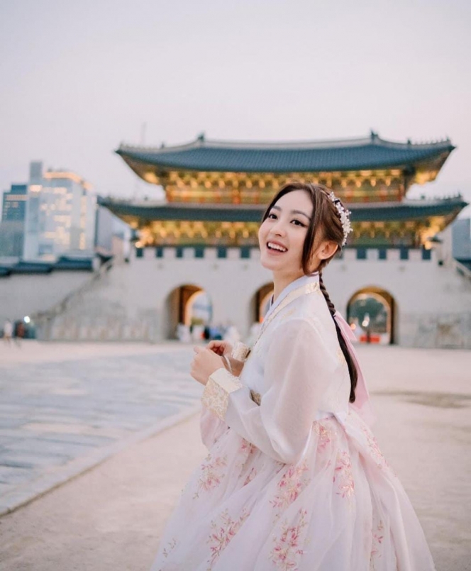 Potret Natasha Wilona Pakai Hanbok Saat Liburan di Korea, Cantiknya Udah Kayak Warga Lokal di Sana