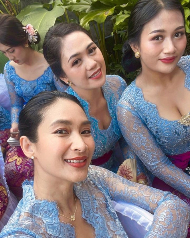 11 Potret Happy Salma Datang ke Undangan, Tampil Sederhana dan Membumi Meski Sudah jadi Bangsawan Bali