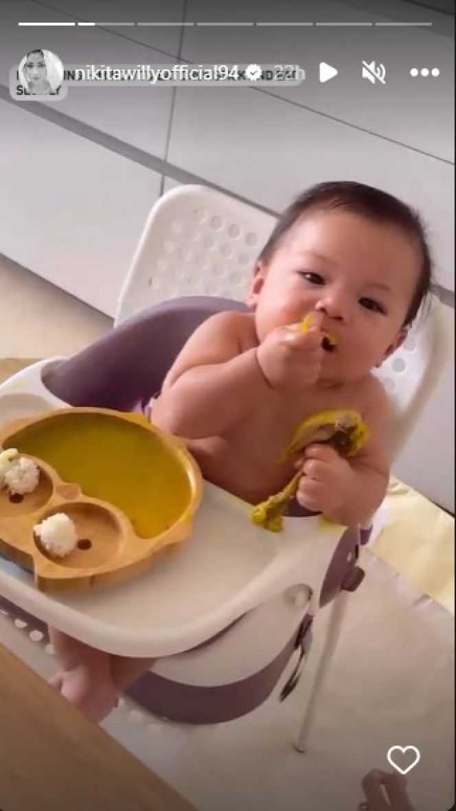 Deretan Potret Baby Izz Anak Nikita Willy Makan Opor, Lahap Banget Menyantap Paha Ayam