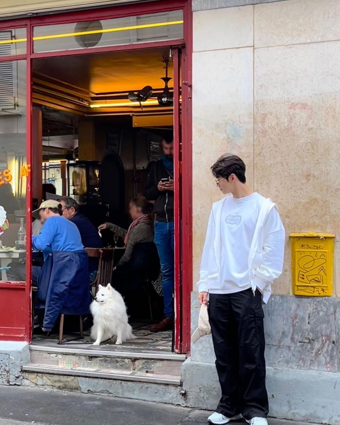 Ganteng Paripurna, Ini 10 Potret Cha Eun Woo Pakai Outfit Warna Putih saat Jalan-Jalan di Paris