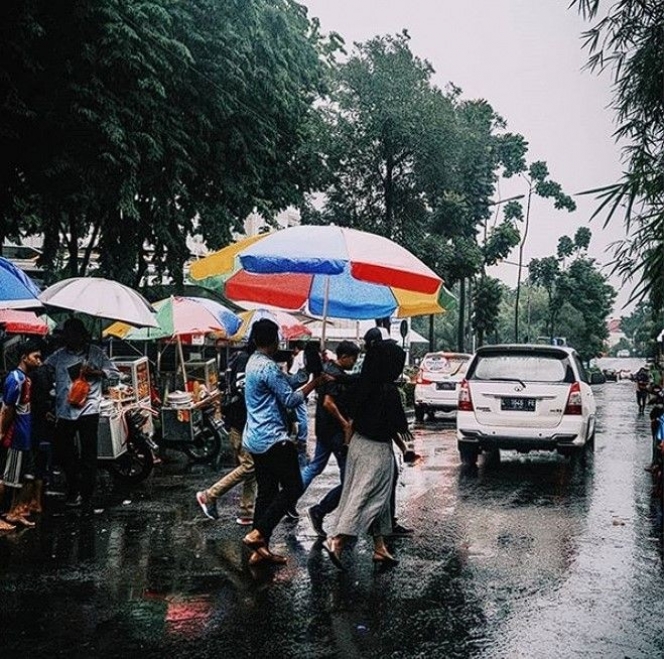 15 Potret Kocak Saat Orang Pakai Payung Ini Emang di Luar Nakar, Bikin Ngakak!