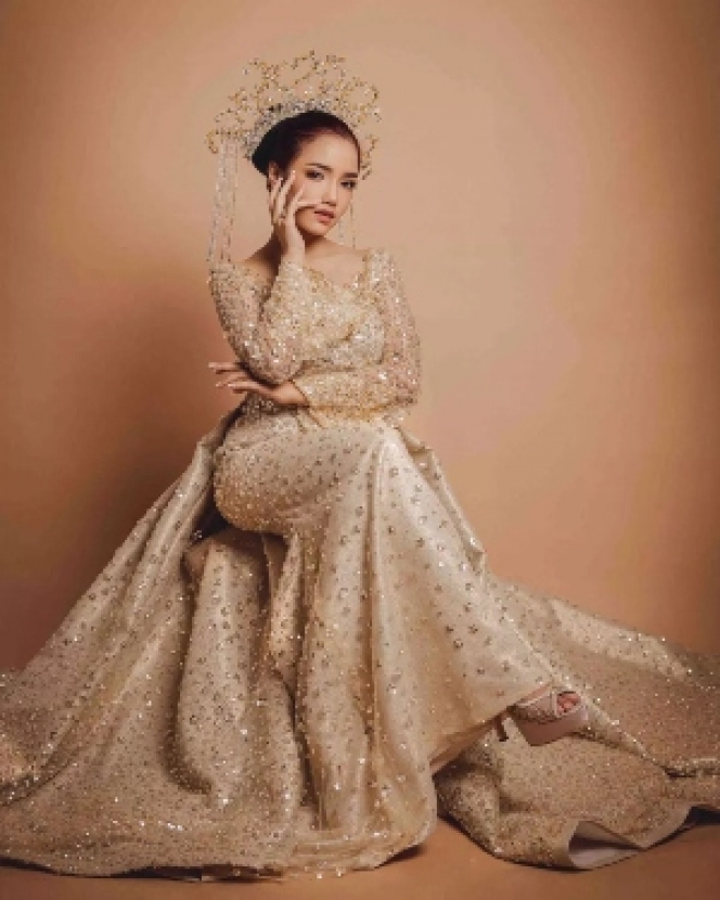 Bikin Netizen Heboh, Ini 9 Potret Fuji yang Posting Foto Pakai Gaun Pernikahan