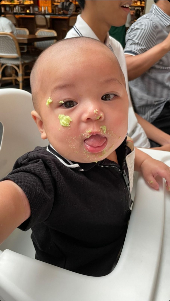 13 Potret Baby Izz saat Makan Sendiri, Anak Nikita Willy yang Gemesin Banget dengan Muka Belepotannya 
