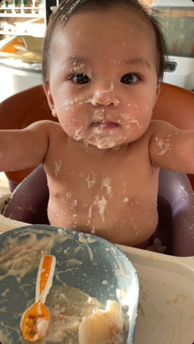 13 Potret Baby Izz saat Makan Sendiri, Anak Nikita Willy yang Gemesin Banget dengan Muka Belepotannya 