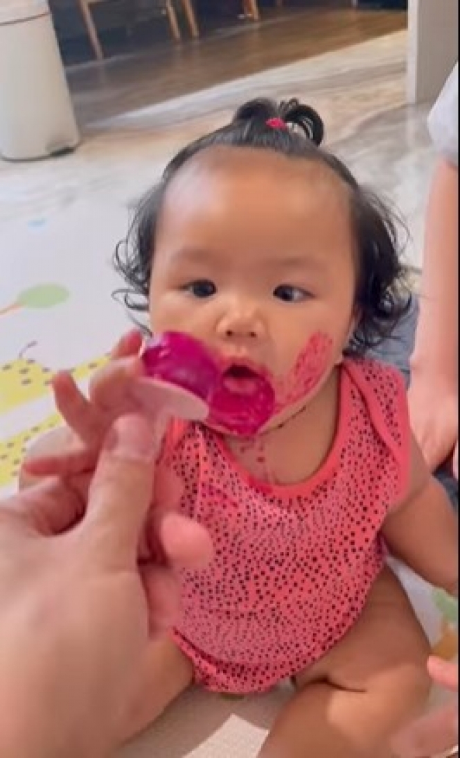 Makin Gemes dengan Pipi Gembul, Ini 10 Potret Terbaru Baby Zarena Anak Siti Badriah yang Jadi Idola Aunty Online