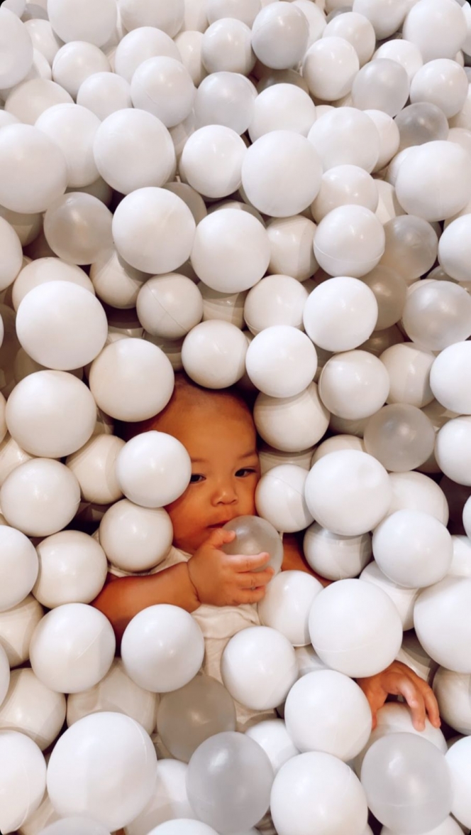 Botak Pelontos, Ini 10 Potret Baby Izz yang Makin Menggemaskan di Usia 6 Bulan