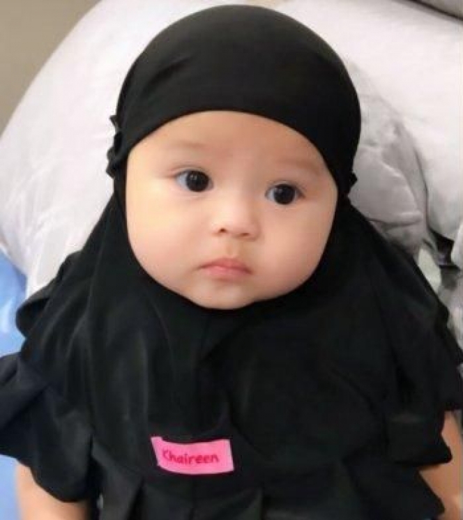 10 Potret Baby Ameena Anak Aurel Hermansyah dan Atta Halilintar yang Dibiasakan Pakai Hijab Sejak Dini, Wajahnya yang Bulat Gemesin!