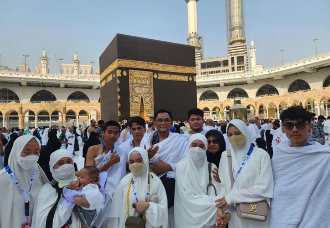 Kakak Lesti Kejora Unggah Beberapa Foto Saat Umrah, Ekspresi Baby Leslar Jadi Sorotan