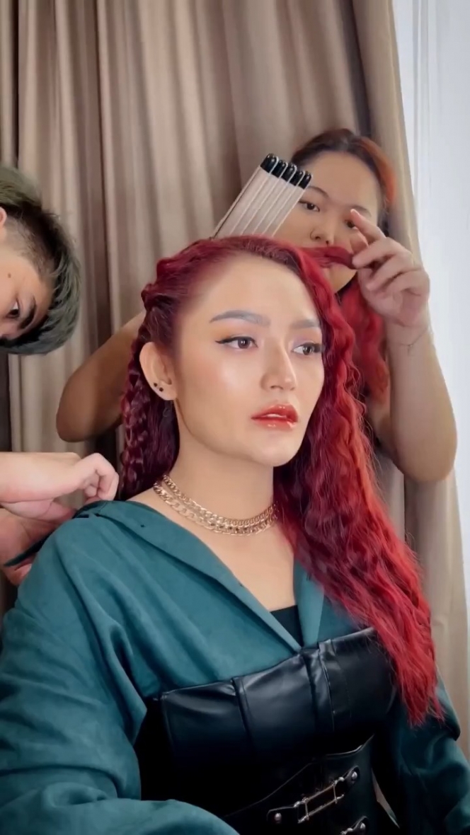 Rambut Merahnya Mencuri Perhatian, Ini 10 Potret Siti Badriah saat Manggung Pakai Korset