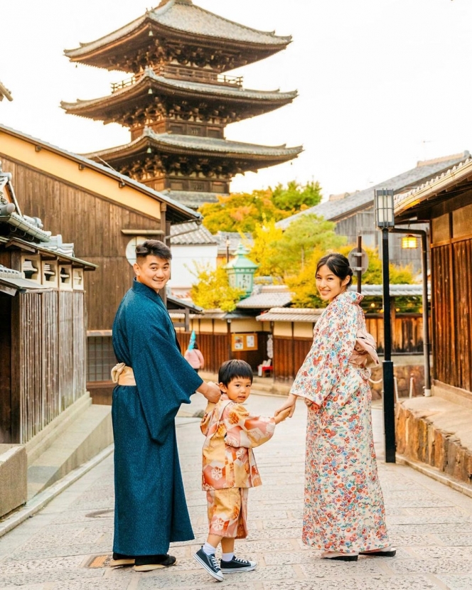 10 Potret Keluarga Chef Arnold di Jepang, Liburan Seru Sekaligus Babymoon nih!