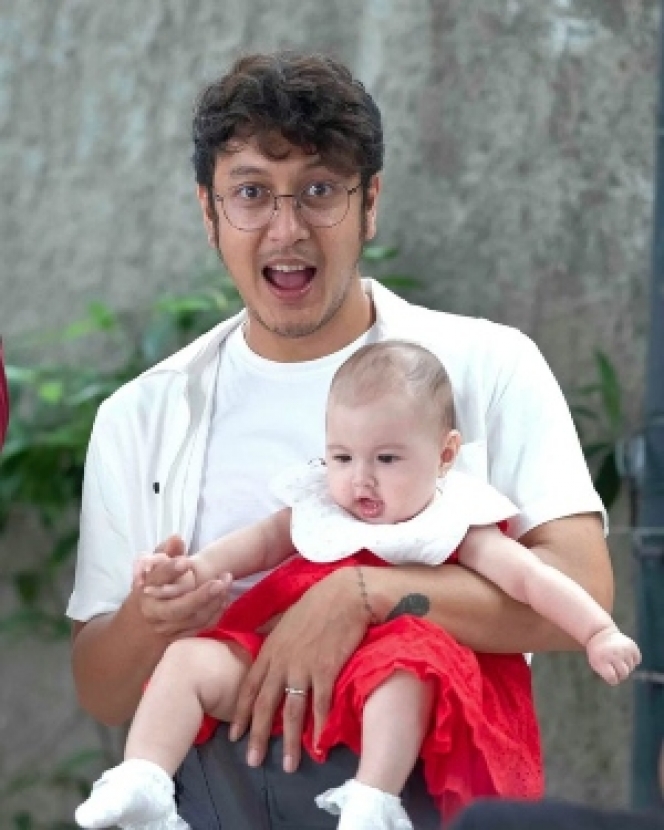 Bule Banget, Ini 11 Potret Terbaru Baby Djiwa Anak Dimas Anggara dan Nadine Chandrawinata yang Makin Gemoy