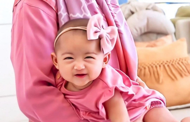 7 Potret Baby Moana saat Pakai Baju Pink, Cantik dan Gemesin Banget Kayak Boneka!