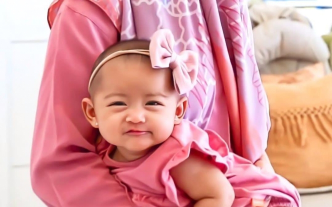 7 Potret Baby Moana saat Pakai Baju Pink, Cantik dan Gemesin Banget Kayak Boneka!