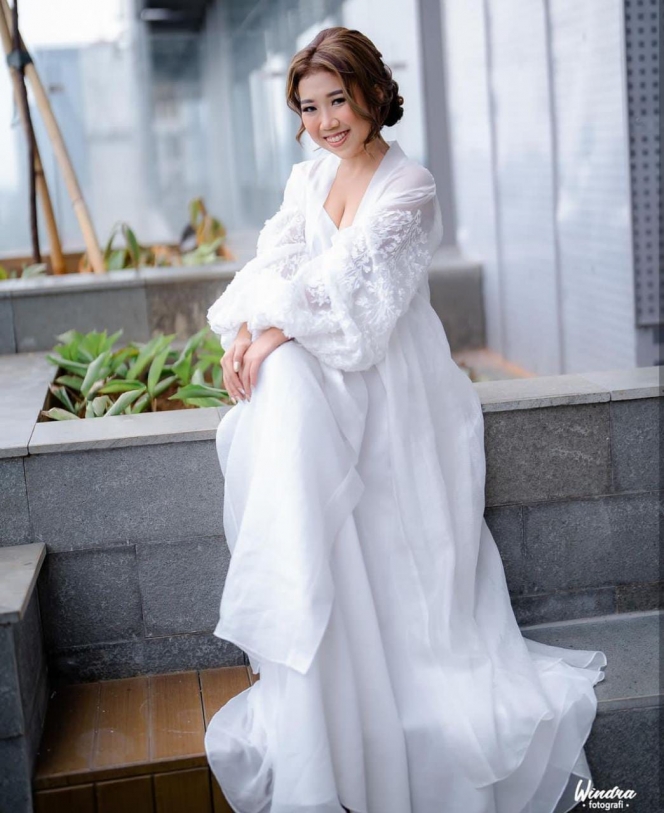 Potret Kiky Saputri Pakai Gaun Putih di Hari Pertunangannya, Siap Dipinang Pengacara Tajir yang Diduga Anak Pejabat