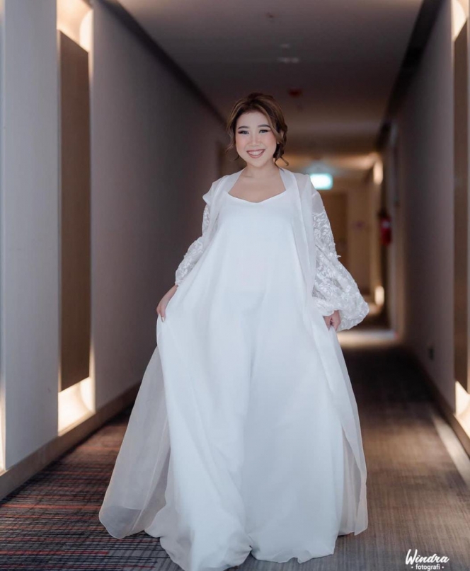 Potret Kiky Saputri Pakai Gaun Putih di Hari Pertunangannya, Siap Dipinang Pengacara Tajir yang Diduga Anak Pejabat