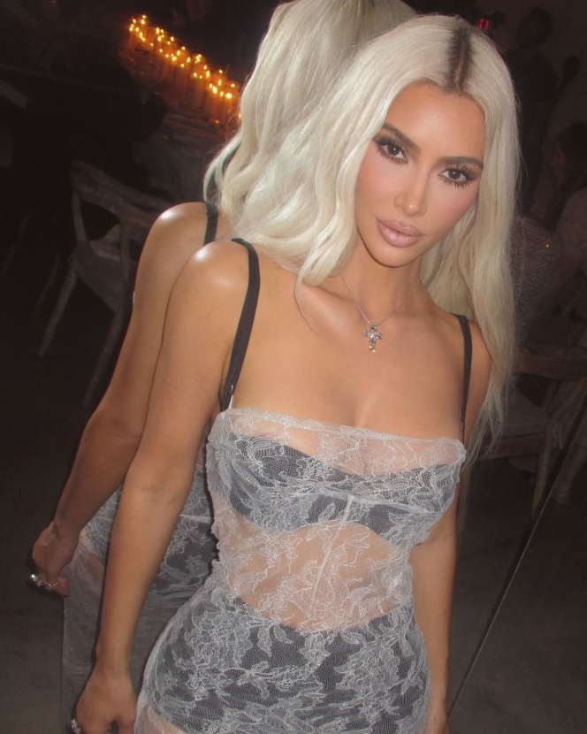 Baru Saja Ulang Tahun ke-42, Ini 8 Potret Kim Kardashian Kenakan Gaun Tembus Pandang
