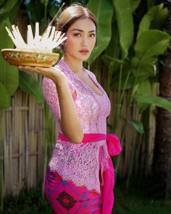 Deretan Potret Jessica Iskandar Pakai Kebaya Bali, Aura Positifnya Terpancar Berkali-kali Lipat!