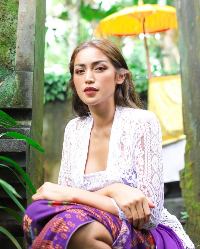 Deretan Potret Jessica Iskandar Pakai Kebaya Bali, Aura Positifnya Terpancar Berkali-kali Lipat!