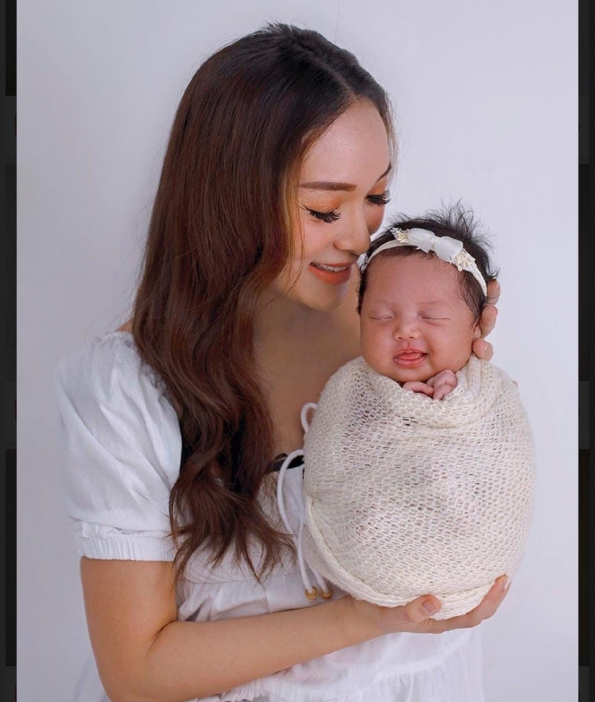 Kumpulan Foto Terbaru Baby Alia Anak Bungsu Zaskia Gotik, Gemes Saat Bareng sang Kakak