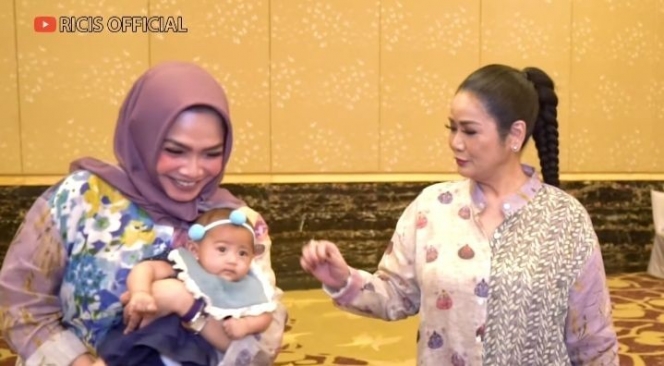 10 Potret Baby Moana Nemplok saat Dimomong Mama Rieta, Pinter Kalem Banget!