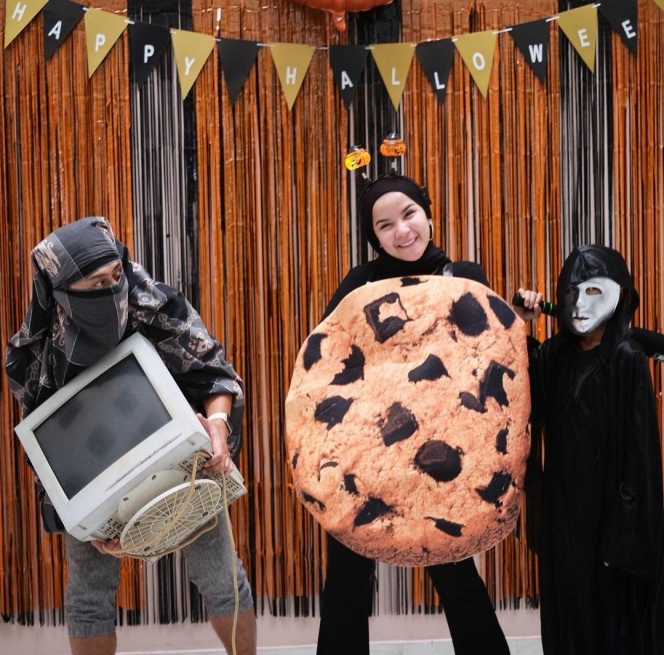 Deretan Potret Keluarga Besar Zaskia Mecca Pesta Kostum, Seru-Seruan saat Halloween Nih!