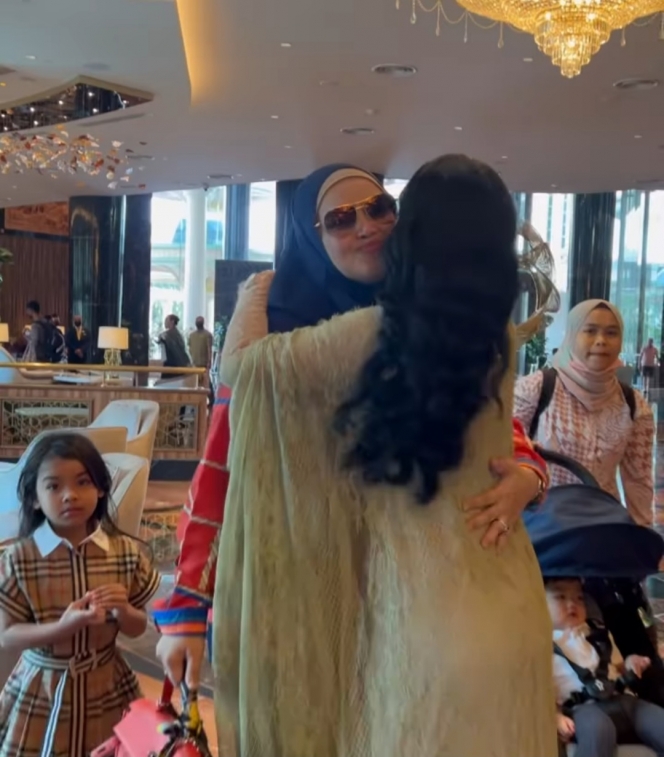 Dua Diva yang Bersahabat, Ini Deretan Potret Kebersamaan Krisdayanti dan Siti Nurhaliza setelah 2 Tahun Tak Bertemu