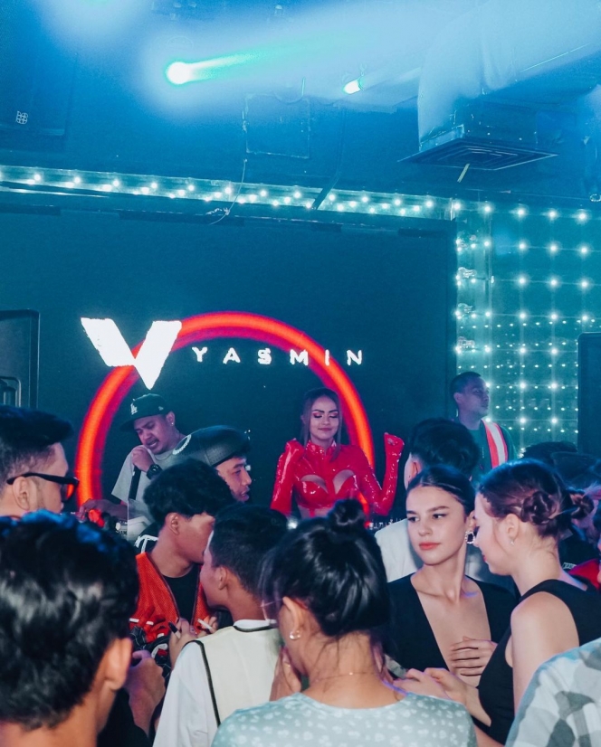 Style-nya di Atas Panggung Curi Perhatian, Ini 10 Potret DJ Yasmin dengan Kostum Merah Menyala